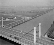 855743 Gezicht op de Galecopperbrug over het Amsterdam-Rijnkanaal te Utrecht, vanaf het Rijkskantorengebouw Westraven ...